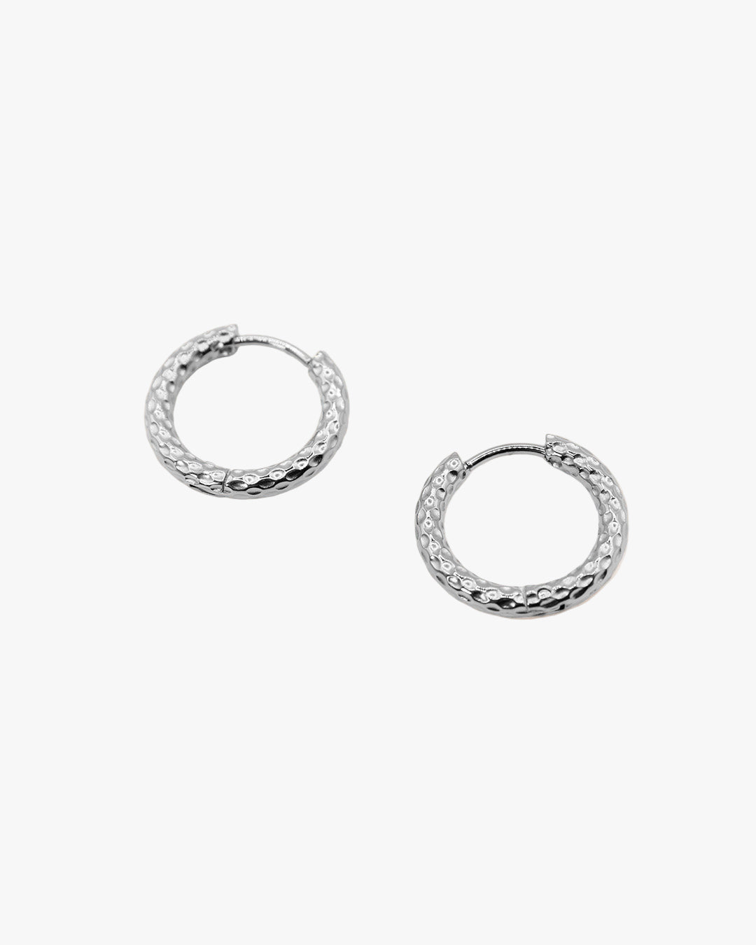 Nora – Argolas Texturizadas Prateadas em Aço Inoxidável