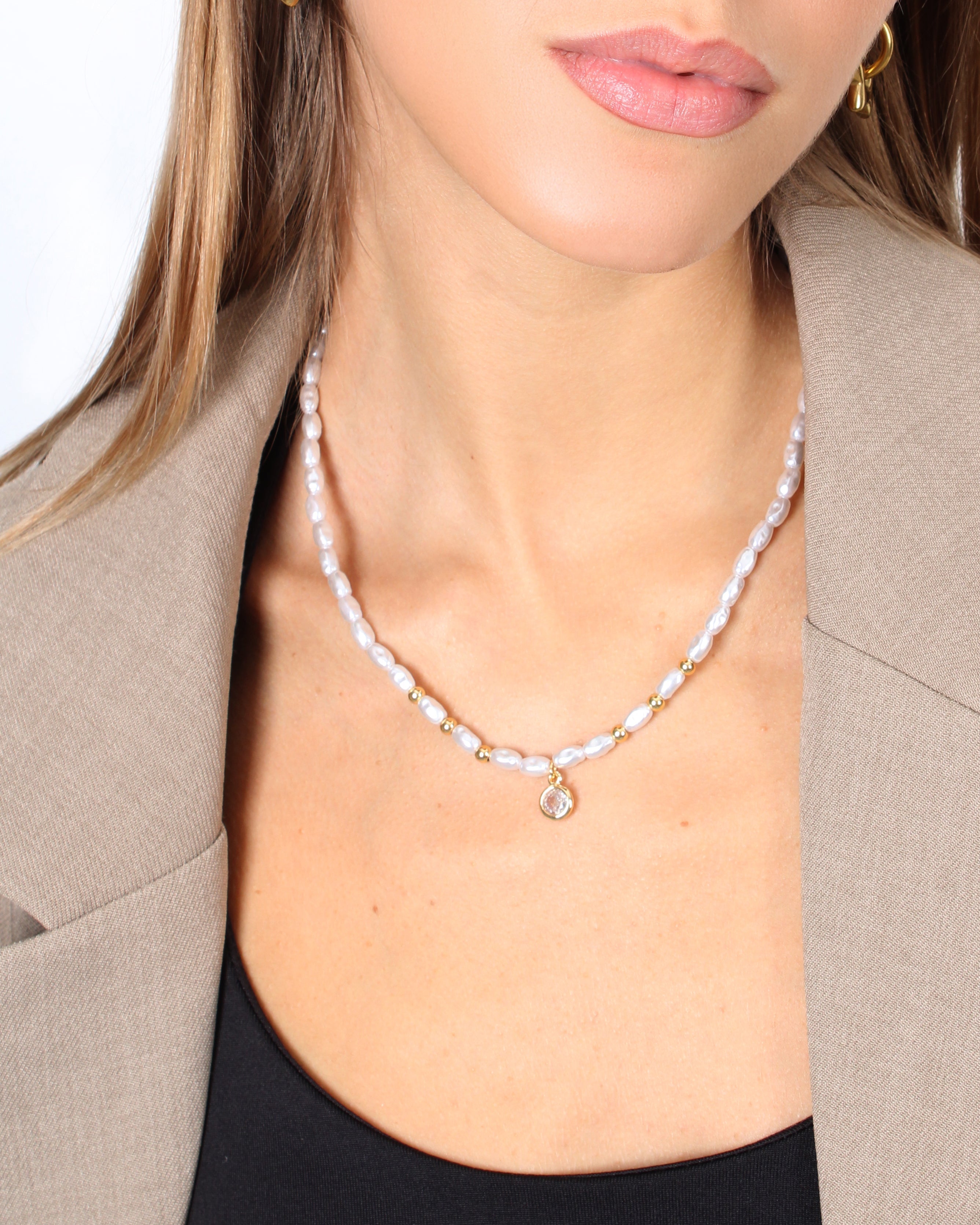 Solenne – Colar com Pérolas Naturais e Pingente com Cristal