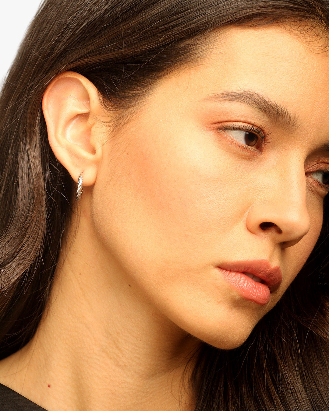 Nora – Argolas Texturizadas Prateadas em Aço Inoxidável