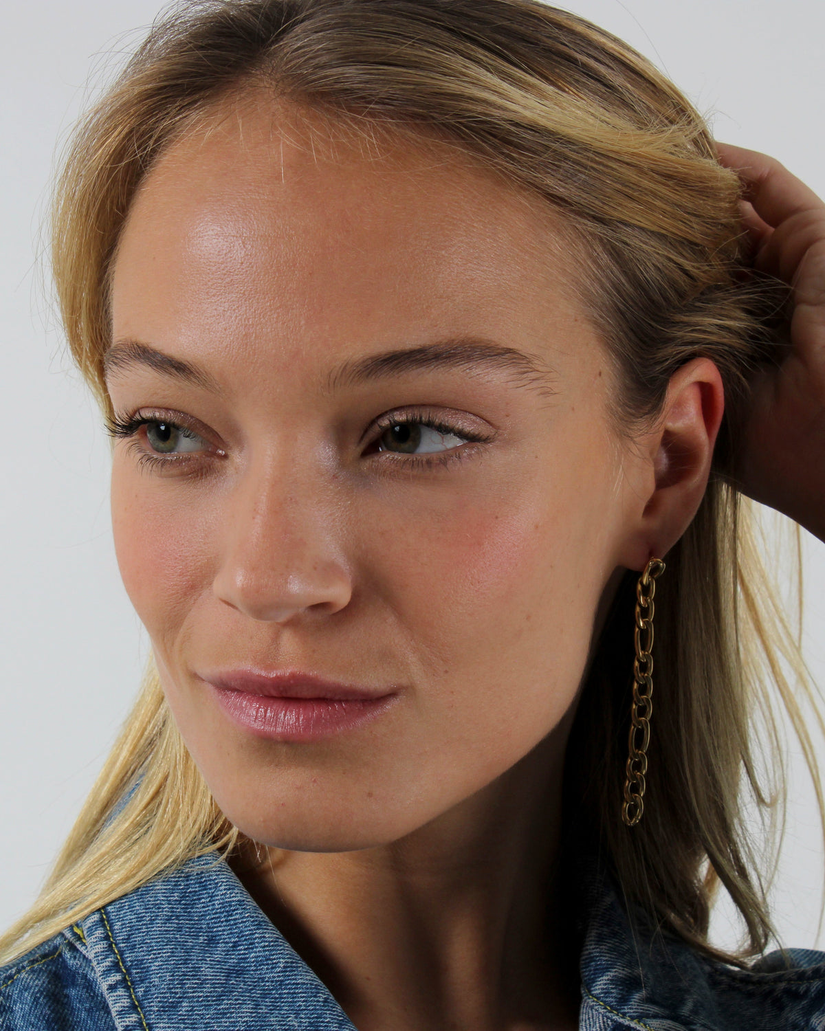 Lyra – Brincos Corrente Alongada Banhados a Ouro 18k