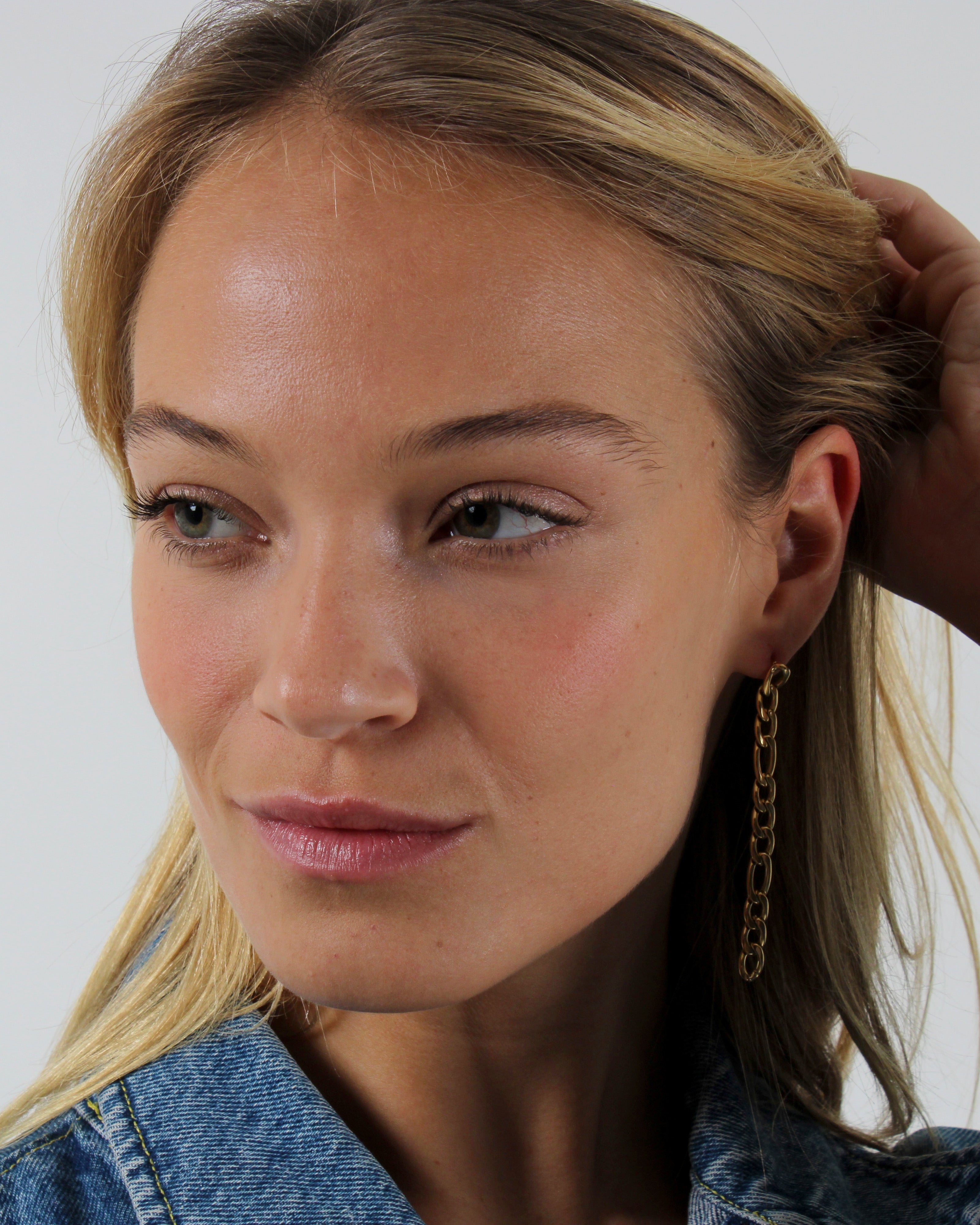 Lyra – Brincos Corrente Alongada Banhados a Ouro 18k